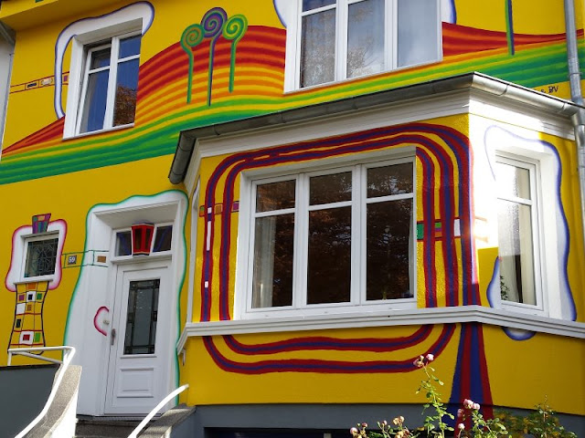 Die Welt in Kunterbunt: Ein farbenfroher Spielplatz und ein besonderes Haus in der Lantziusstraße
