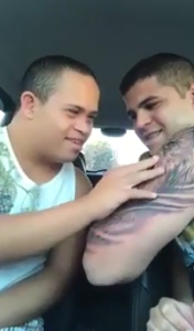 La reacción de un jóven con síndrome de down tatuado en el brazo de su hermano