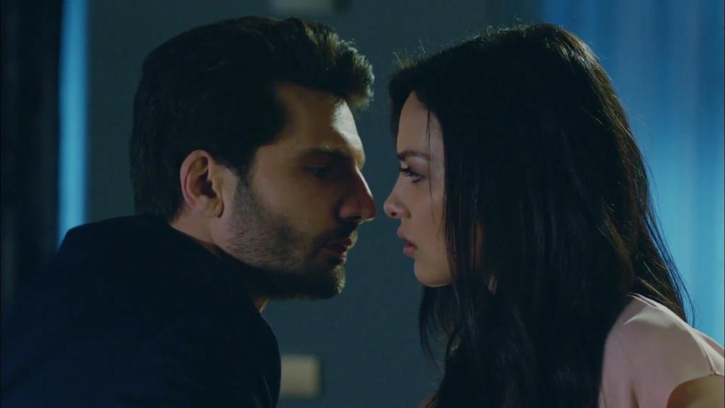 Wieczna miłość odcinek 74: Banu próbuje odzyskać uczucie Tarika! Emir zbliża się do Zeynep! [Streszczenie + Zdjęcia]