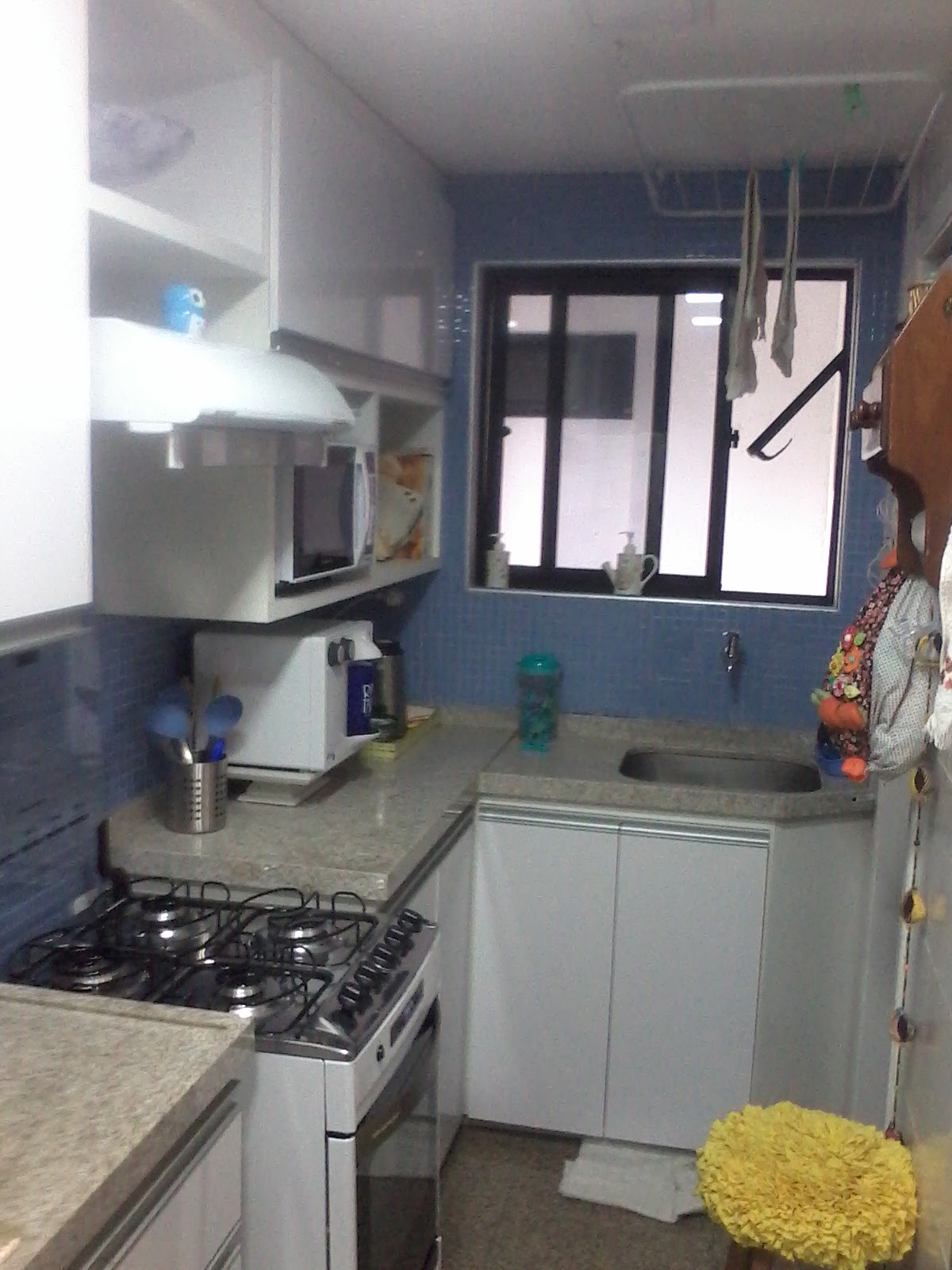 #947D37 NO PROJETO DE REFORMA DA COZINHA BUSCOU SE A OTIMIZAÇÃO DO FLUXO DE 1200x1600 px Projetos De Jogo De Cozinha #767 imagens