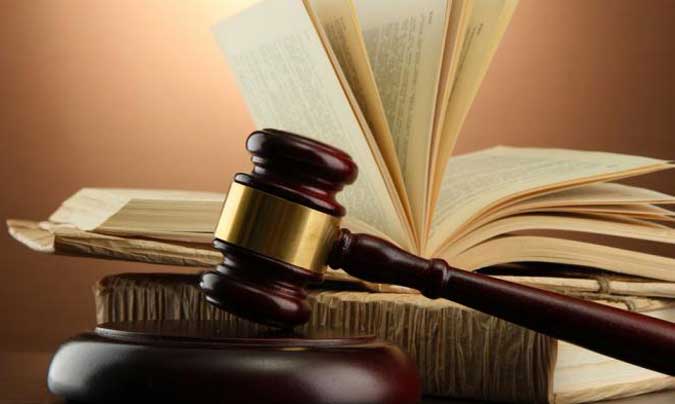 Mencoblos Dua Kali Divonis 36 Bulan Ambon, Malukupost.com - Majelis hakim Pengadilan Negeri Ambon memvonis La Dena Wabula alias La Denang Buton selama 36 bulan penjara karena mencoblos dua kali pada saat Pilkada di Kabupaten Buru. Terdakwa terbukti melanggar pasal 178 B Undang-Undang nomor 10 tahun 2016 tentang pemilihan kepala daerah. "Terdakwa terbukti bersalah melakukan tindak pidana pemilu sehingga dihukum penjara dan membayar denda Rp36 juta subsider satu bulan kurungan," kata ketua majelis hakim PN setempat, Syamsudin La Hasan didampingi Philip Panggalila dan Felix Wuisan di Ambon, Jumat (17/3).