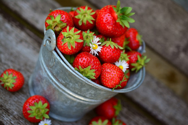 Natural DIY Scrub with Strawberries for Sensitive Skin
