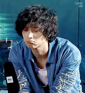 무의식적으로 나오는 강동원 귀여운 버릇.gif | 인스티즈