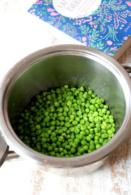 poradniki,ciepła sałatka,jak gotować komosę ryżową,jak ugotować quinoa,co to jest quinoa,właściwości komosy ryżowej,zielony groszek przepisy,zielony groszek właściwości,komosa ryżowa przepisy,z kuchni do kuchni,