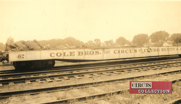 les Wagons plats du Cole Bros. Circus 