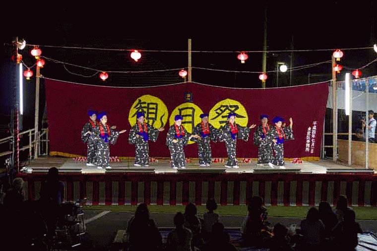 dark kimonos,red scarfs,purple heawear,stage, dance
