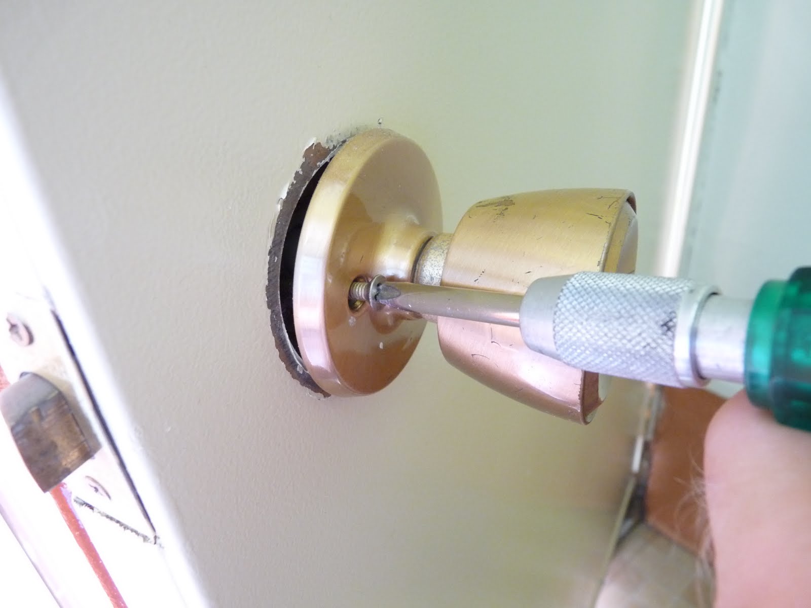 How to Replace a Door Knob on an Exterior Door | Dans le Lakehouse