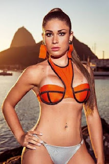 Confira como era a Gari Gata antes da fama Rita estava de fato muito elegante. Maquiada, com o cabelo arrumado e vestida com um belo de um modelito. Em entrevista para a revista, a gari contou que anda recebendo cantadas durante o trabalho porque os homens têm fetiche com seu uniforme.