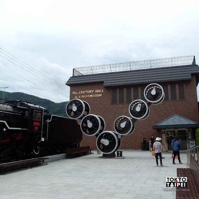 【19世紀廳】搭嵐山小火車前　逛逛展示蒸汽火車和古老鋼琴的博物館