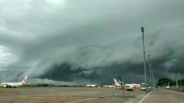 Awan Tsunami di Langit Makassar 5 Penerbangan Harus Putar Balik