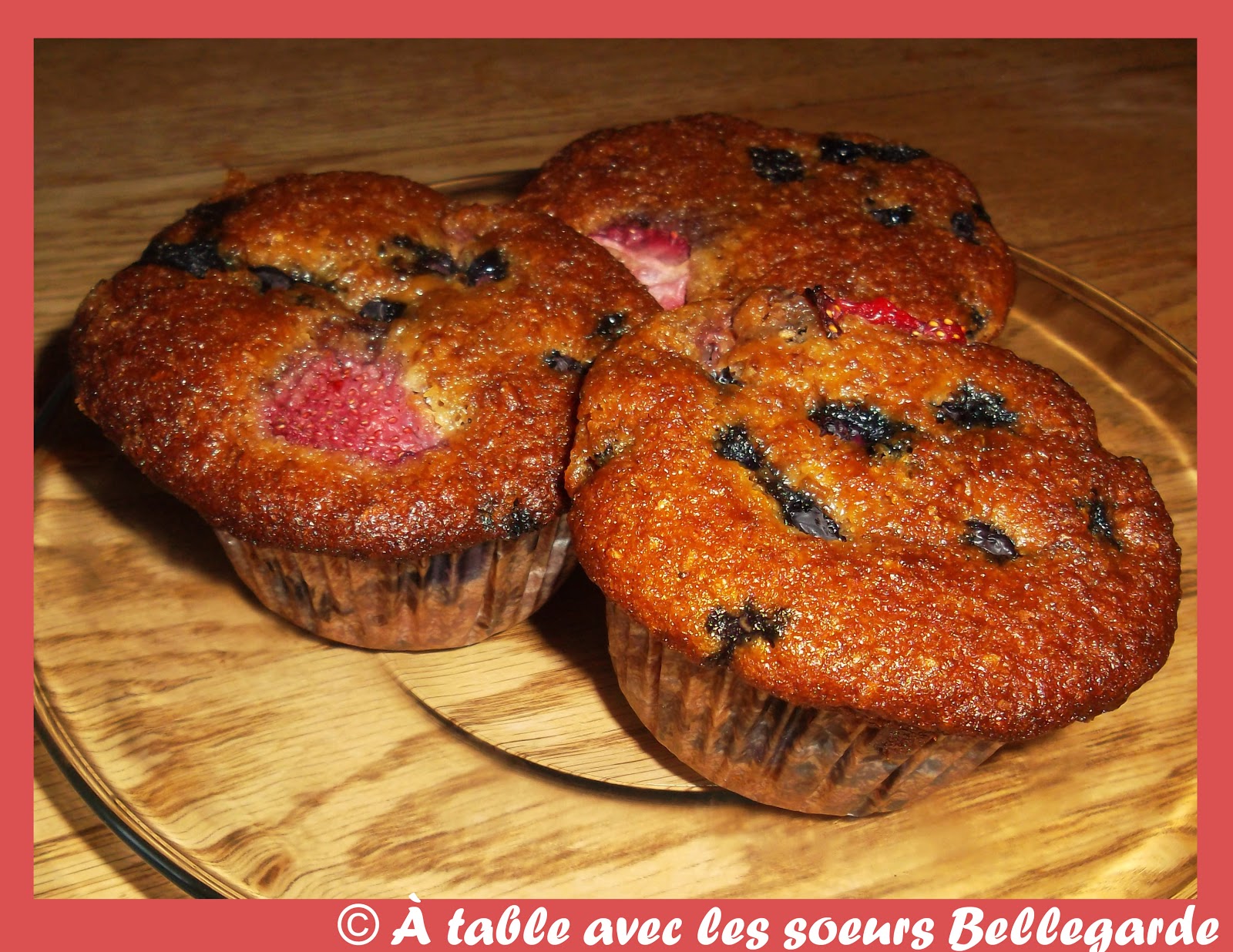 À table avec les soeurs Bellegarde Muffins moelleux au son, aux bleuets et aux fraises À table avec les soeurs Bellegarde Muffins moelleux au son, aux bleuets et aux fraises