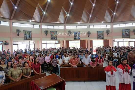 Sambut Minggu Palma Bupati dan Wakil Hadir Bersama Ribuan Umat Katolik SEKADAU.COM - Bupati Sekadau Rupinus, SH, M.Si dan istrinya Ny.Kristina Rupinus, S.Pd, M.Si didampingi Wakil Bupati Sekadau Aloysius, M.Si dan istrinya Ny. Vixtima Heri Supriyanti, A.Md hadir bersama ribuan umat katolik Paroki Santo Petrus dan Paulus Sekadau pada perayaan Minggu palma di Gereja Katolik Santo Petrus Dan Paulus Sekadau
