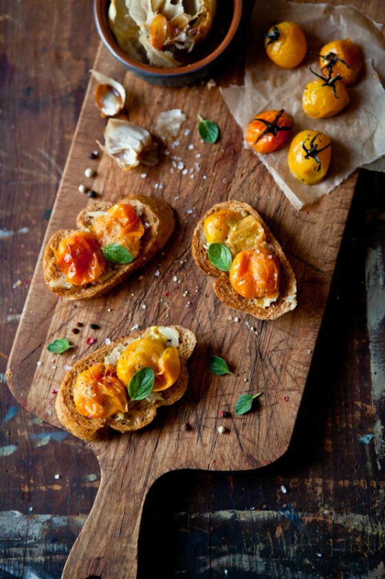 tostas de tomate, ajo, especias...