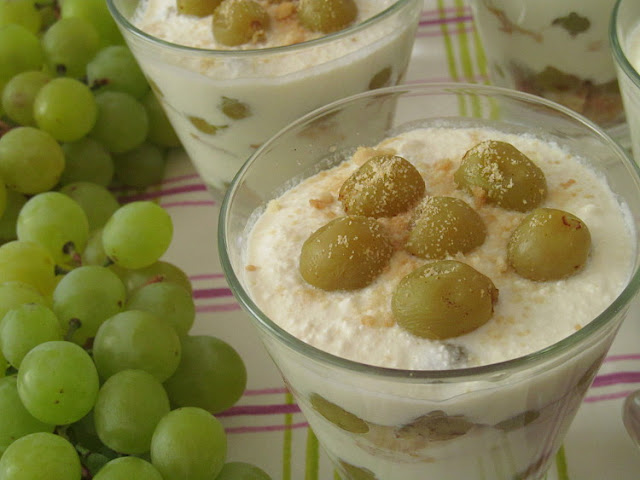 Творожный десерт с запеченным виноградом