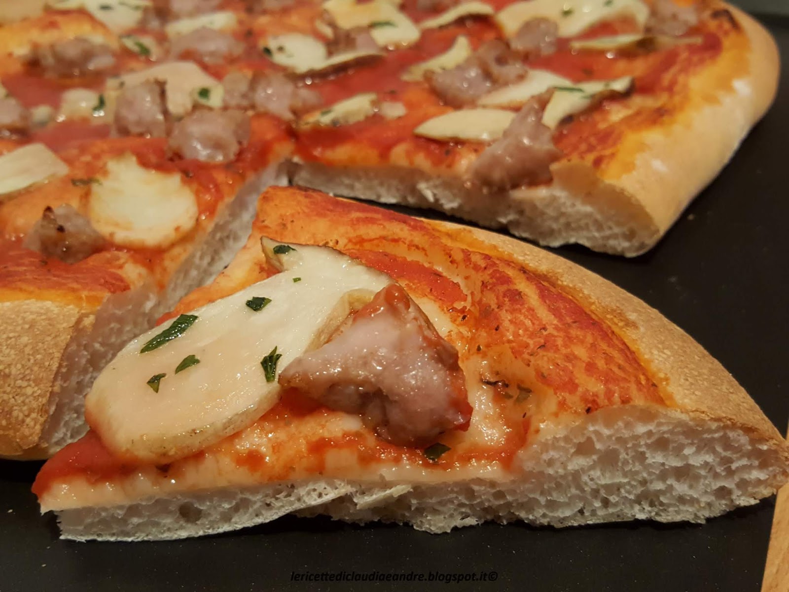 Pizza con funghi porcini e salsiccia | Ricetta ed ingredienti dei ...
