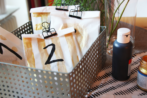 binedoro Blog, DIY, Adventskalender, Butterbrottüten, Gold, Acrylfarbe, Glitzer binedoro Blog, DIY, Adventskalender, Butterbrottüten, Gold, Acrylfarbe, Glitzer