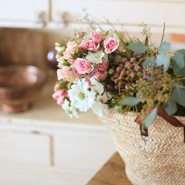 The simple secret to a French market basket bouquet