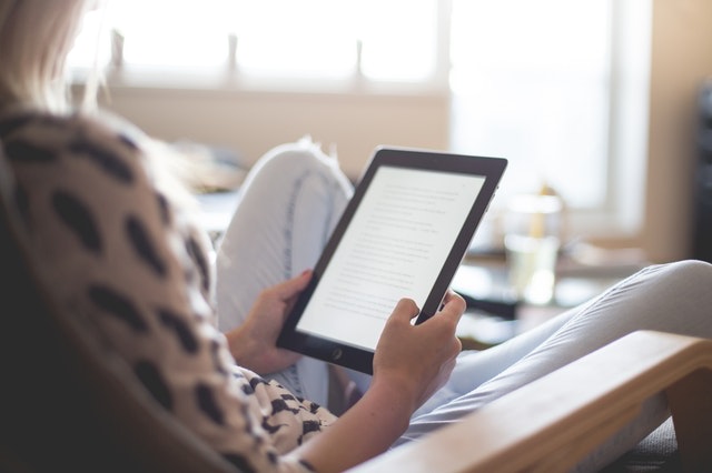 Leggo per "viaggiare" vivere storie che non sono mie, per oltrepassare i limiti della realtà, provare emozioni in modo gratuito, per stare bene dentro... leggere-ebook