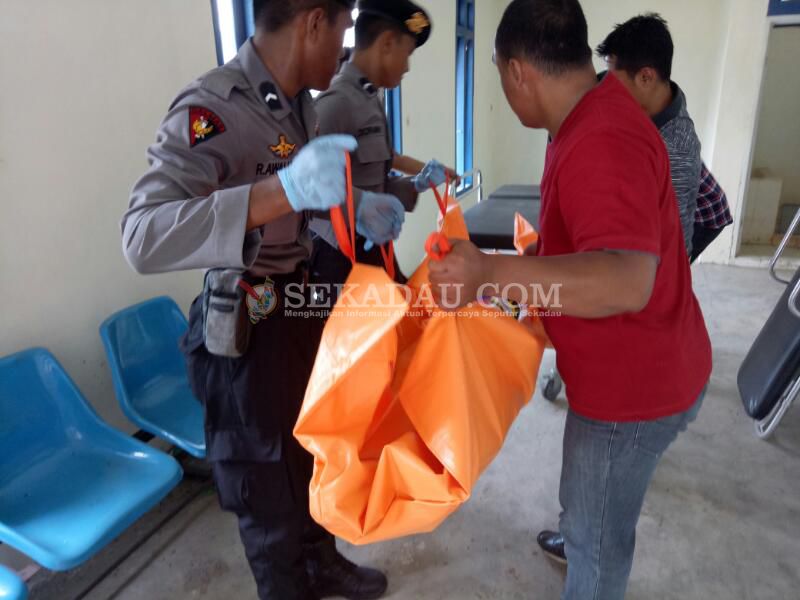 Warga Geger Penemuan Mayat di Kost Jalan Rawak SEKADAU - Warga digegerkan dengan penemuan mayat laki-laki di Jalan Merdeka Selatan (Jalan Rawak), Desa Sungai Ringin, Kecamatan Sekadau Hilir