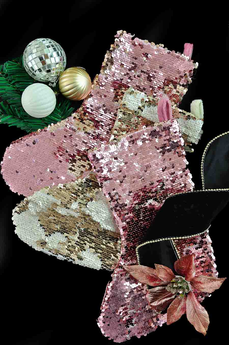Blush & Chinoiserie Christmas Decor Theme: eclectic with gold, silver and white plus ginger jars and sequins make for glam holiday decor. Blush & Chinoiserie Christmas Decor Theme: eclectic with gold, silver and white plus ginger jars and sequins make for glam holiday decor.