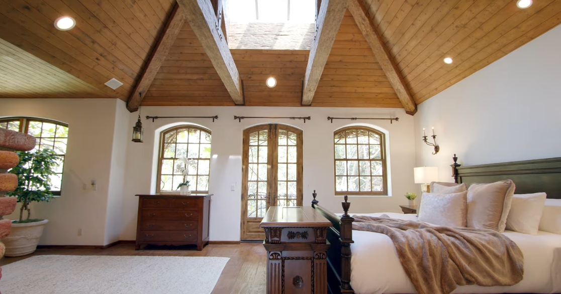 33 Interior Design Photos vs. 9989 Liebe Dr, Beverly Hills, CA Luxury Home Tour