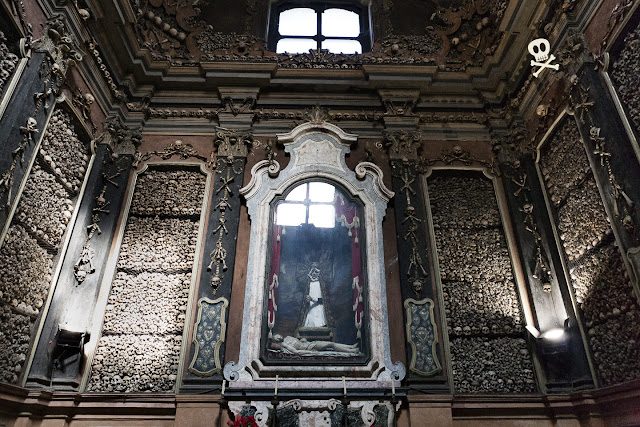 Pared del altar de la capiilla osario de San Bernardino alle Ossa Pared donde se incrusta el altar de la capiilla osario de San Bernardino alle Ossa.