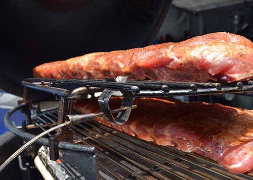 使用Thermaq在Kamado Grill上获得精确的温度 Thermoworks.肋骨