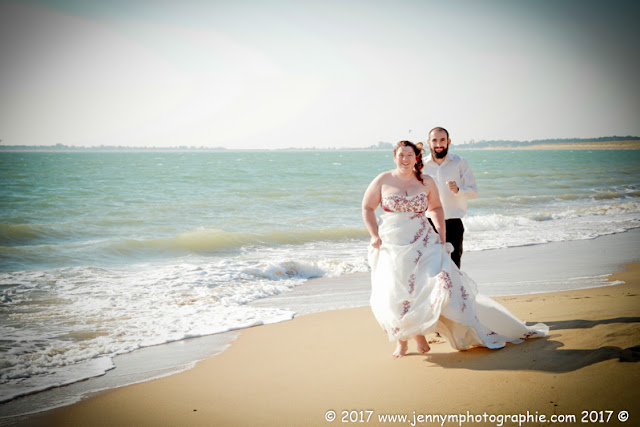 photo mariés qui courrent sur la plage