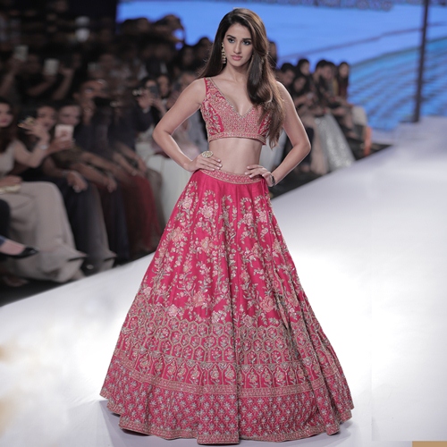 DISHA PATANI MADE HEADS TURN AS THE SHOWSTOPPER FOR KALKIS NEW WEDDING COLLECTION ATHENA AT BTFW 2018