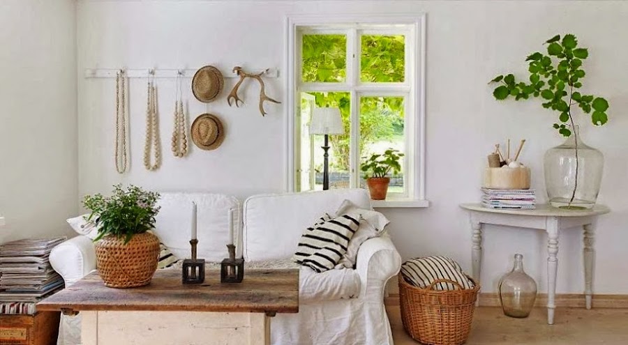 Garrafas de cristal como jarrones decorativos para el hogar