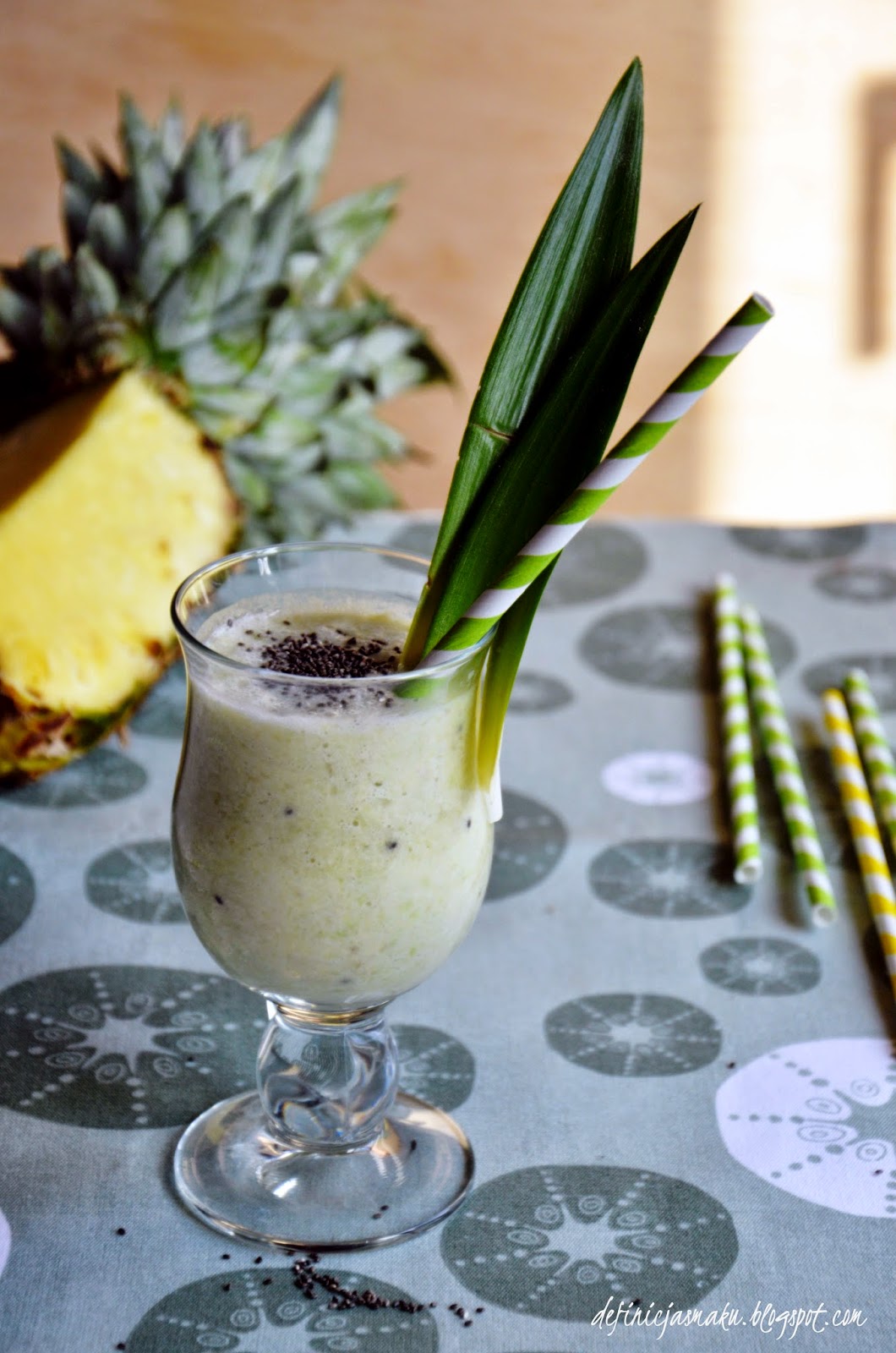 Koktajl owocowy z kiwi, ananasem i chia | Definicja Smaku