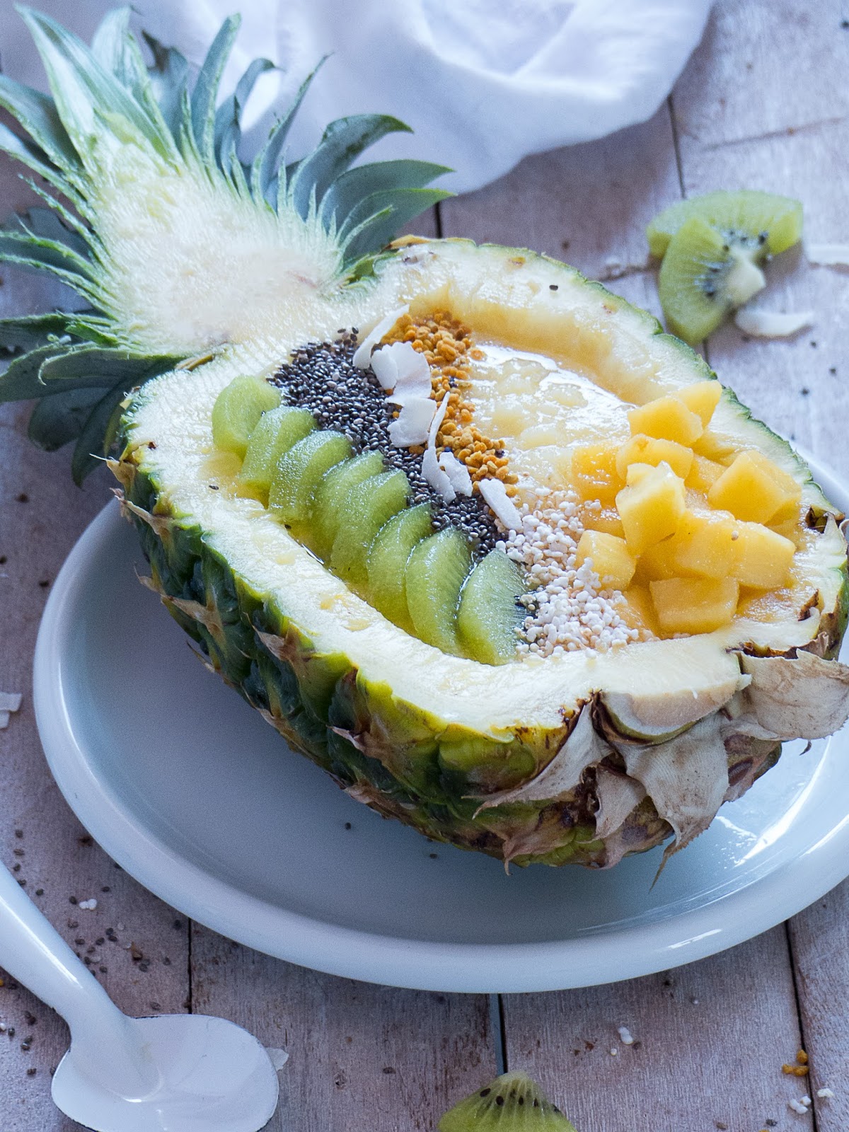 Ananas Smoothie Bowl mit Chia, Blütenpollen und gepufftem Amaranth ...