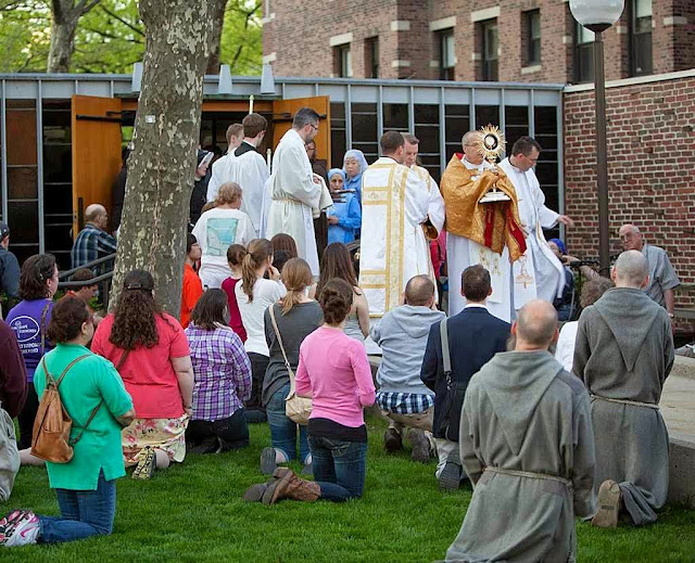 Procissão na Universidade de Harvard, EUA, pedindo o cancelamento de "Missa Satânica" no local de estudos. O ato luciferino foi suspenso.