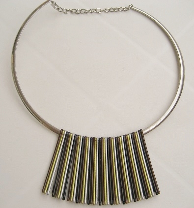 Collar hecho con horquillas