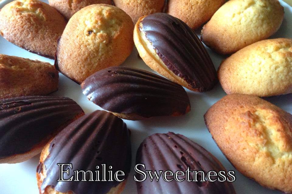 http://emiliesweetness.blogspot.co.uk/2014/05/madeleines-chocolat-blanc-ou-noir.html