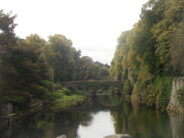 Un verdadero puente de fantasía Puente sobre un río en Irlanda del Norte