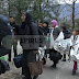 [ΗΠΕΙΡΟΣ] Τα Δολιανά  άνοιξαν την "αγκαλιά" τους στους πρόσφυγες.... .. Πολλά τα μικρά παιδιά..... [φωτο -βίντεο]