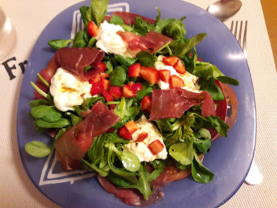 Amanida de burrata i bresaola amb daus de maduixa