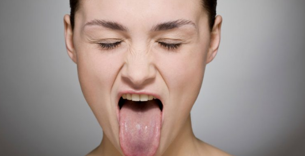 صور لسان فتاة تمد لسانها صور لسان فتاة تمد لسانها