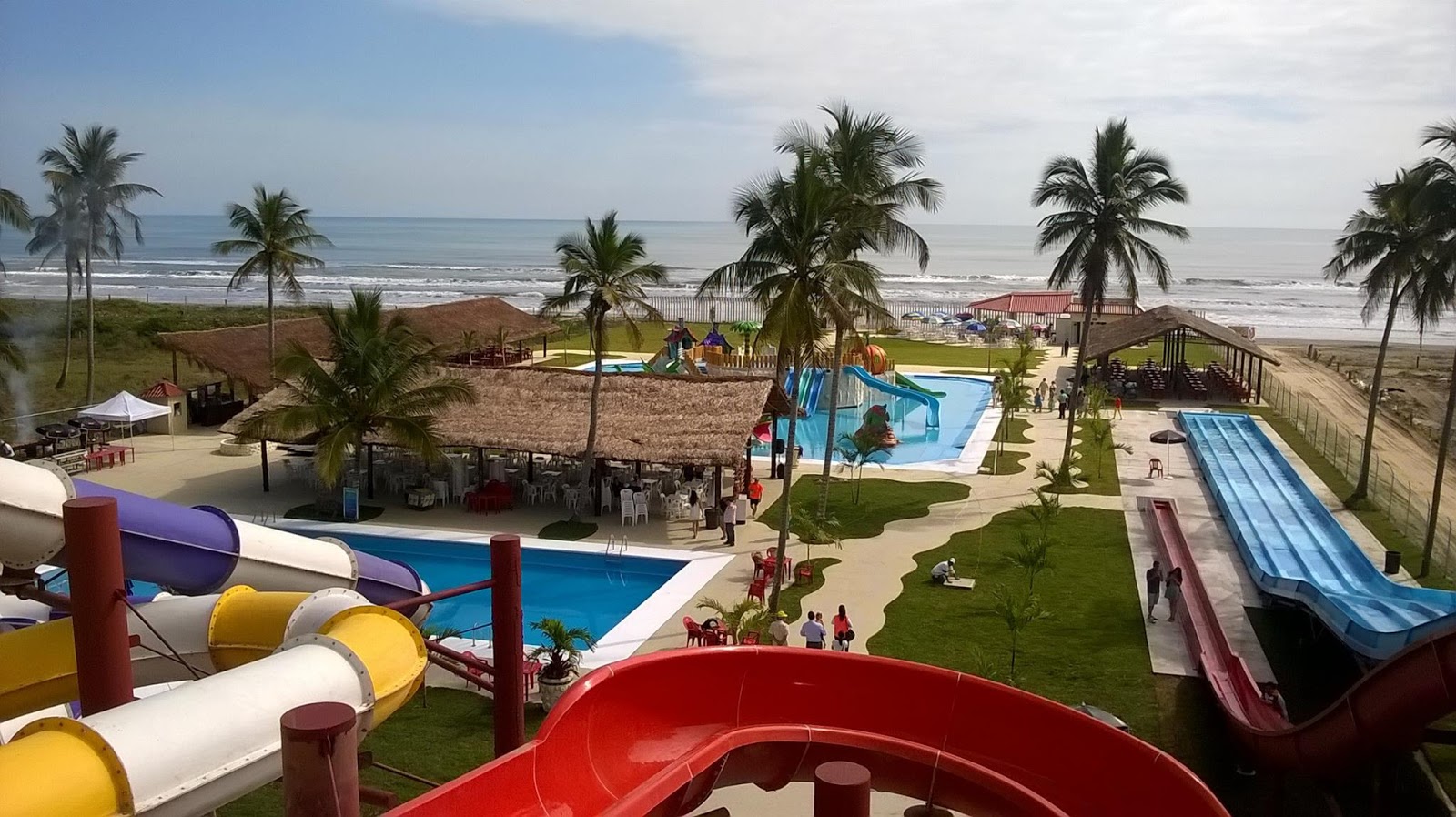 tobogán acuático en la playa tobogán acuático en la playa