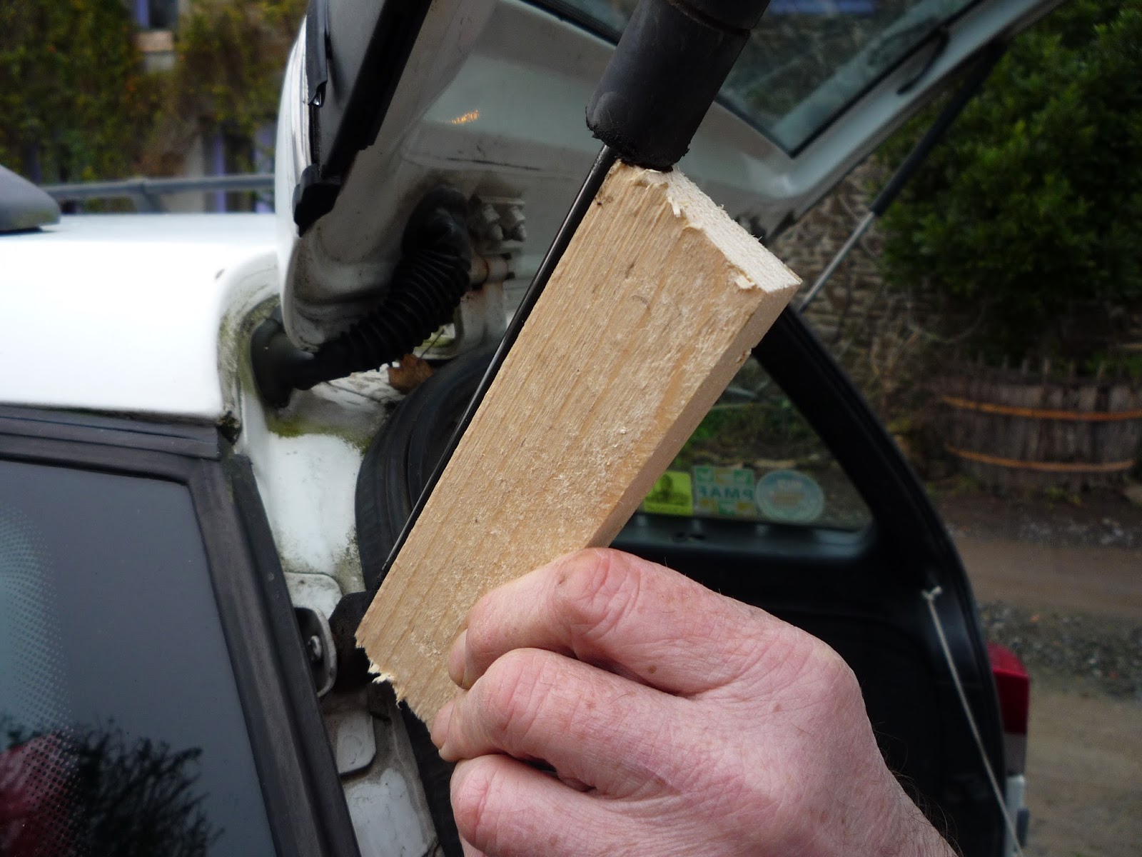 Tailgate gas strut fail? Pallet wood car repair solution 2 methods