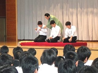 生徒が楽しく参加。落語体験コーナーの風景。 生徒が楽しく参加。落語体験コーナーの風景。