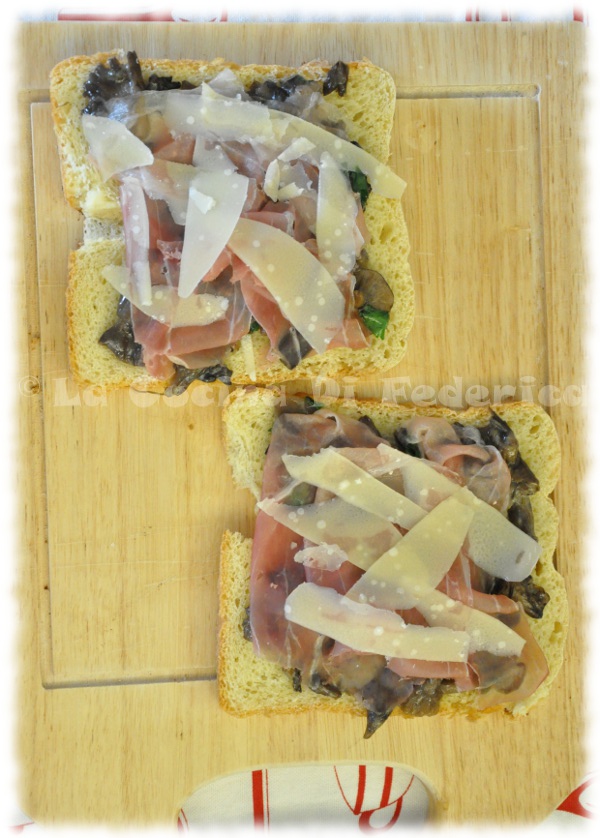 Bruschetta con funghi e prosciutto crudo