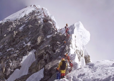 Everest: Escalón Hillary.Atasco en la parte final del ascenso al Everest por la cara Sur Everest: Escalón Hillary.Atasco en la parte final del ascenso al Everest por la cara Sur