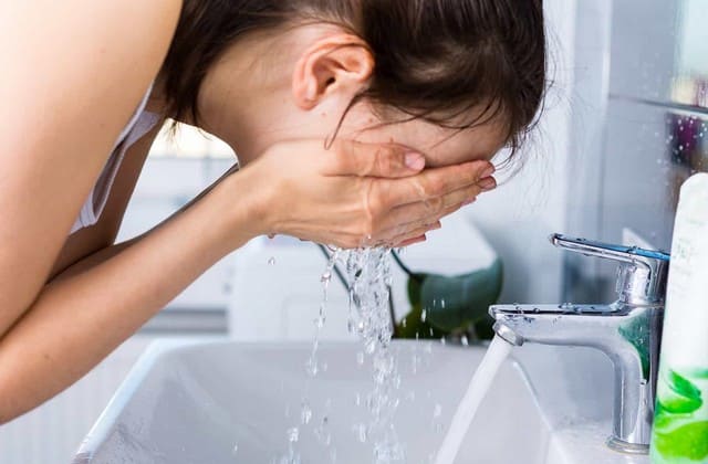 Cuci wajah pagi dan malam hari untuk mencegah bekas jerawat merah