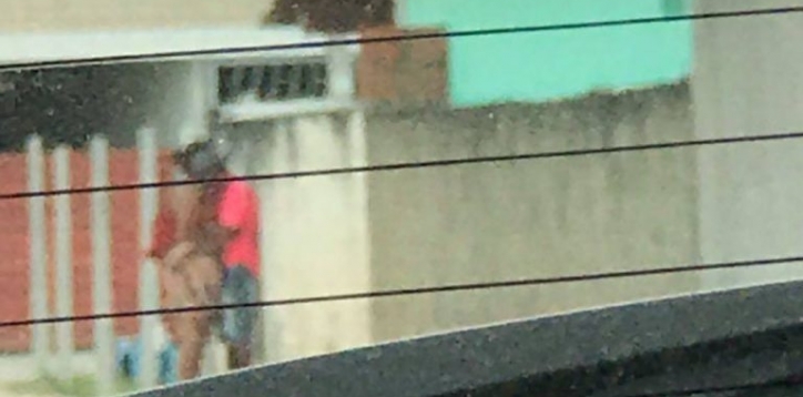 Casal é flagrado mantendo relações sexuais no meio da rua em Conceição do Jacuípe Casal é flagrado mantendo relações sexuais no meio da rua em Conceição do Jacuípe