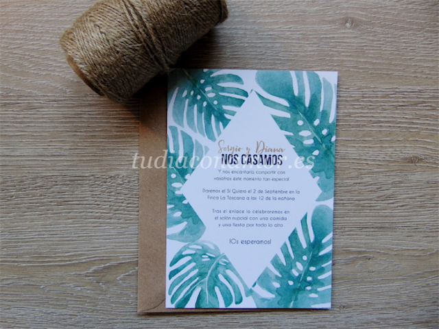 Invitaciones geométricas Invitación con texto en rombo y hojas pintadas en acuarela de estilo tropical