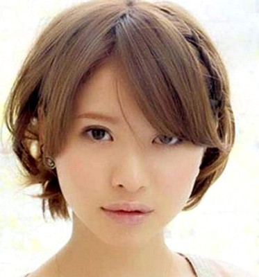 Model Rambut Pendek Untuk Rambut Ikal Mengembang Seputar Model