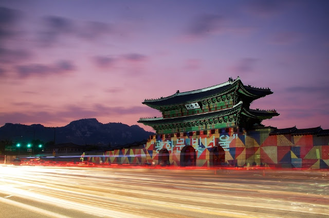 Puerta Gwanghwamun de Seúl iluminada de noche