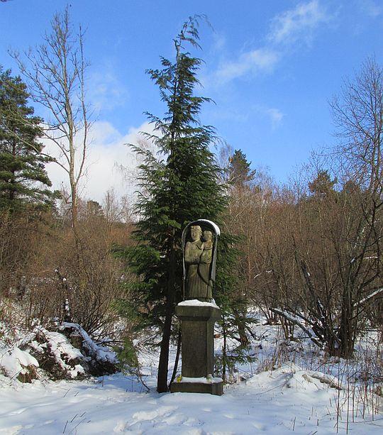 Figura Matki Bożej z Dzieciątkiem z 1894 roku. Figura Matki Bożej z Dzieciątkiem z 1894 roku.